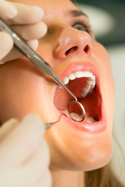 Patient mit Zahnarzt - zahnärztliche Behandlung - Foto, Bild