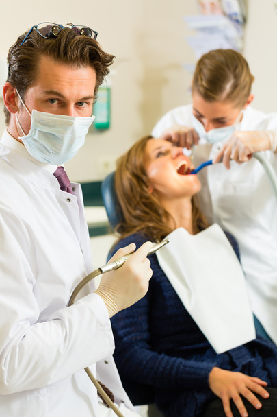 Dentista em sua cirurgia
 - Foto, Imagem