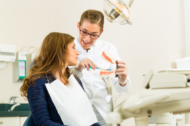 Οδοντίατρος με οδοντόβουρτσα, οδοντοστοιχία και ασθενής - Φωτογραφία, εικόνα