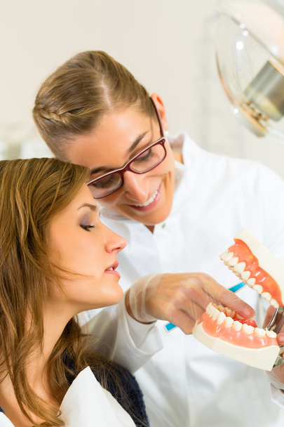Dentysta z szczoteczka do zębów, protezy i pacjenta - Zdjęcie, obraz