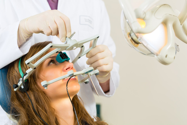 Paziente con dentista - trattamento dentale
 - Foto, immagini