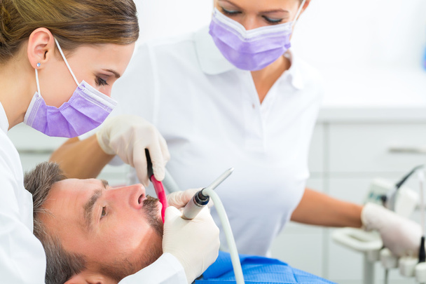 Patiënt met tandarts - tandheelkundige behandeling - Foto, afbeelding