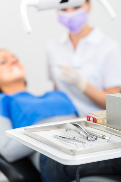 Herramientas estériles para dentista en la práctica
 - Foto, imagen