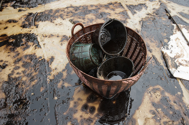 ліквідації аварійних розливів нафти сирої на нафту аварії на Ao Prao пляжі на острові Самет - Фото, зображення