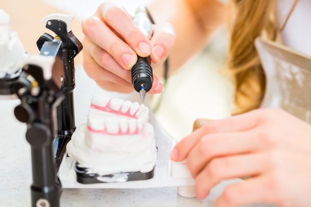 Diş teknisyeni üreten takma diş - Fotoğraf, Görsel