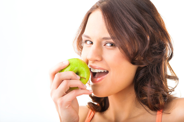 bites γυναίκα σε ένα μήλο φρέσκα και υγιεινά - Φωτογραφία, εικόνα