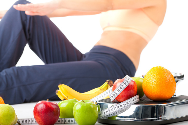 Dieta y deporte - la mujer está haciendo abdominales
 - Foto, imagen