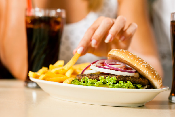 ženy jíst hamburger a pití soda - Fotografie, Obrázek