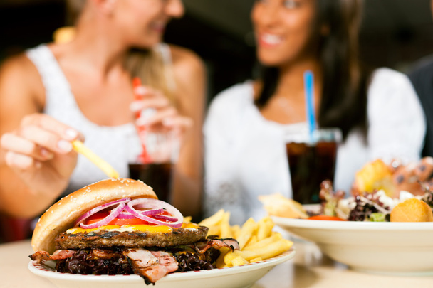 kobiety jedzenie hamburgerów i sody pitnej - Zdjęcie, obraz