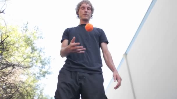 A man juggles ball - Πλάνα, βίντεο