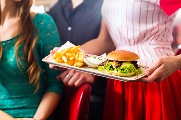 İnsanlar Amerikan diner hamburger yemek - Fotoğraf, Görsel
