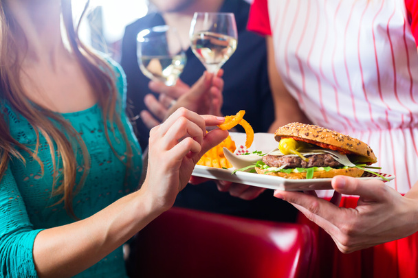 Leute im amerikanischen Diner oder Restaurant mit Wein - Foto, Bild