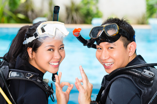 Onderwijzer en student in een duikschool - Foto, afbeelding