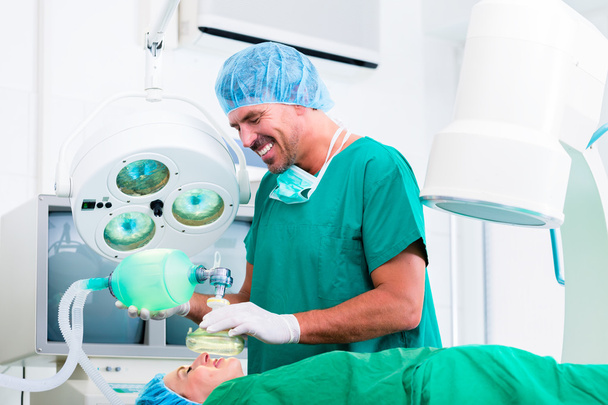 Arts chirurg met patiënt in de operatiekamer - Foto, afbeelding
