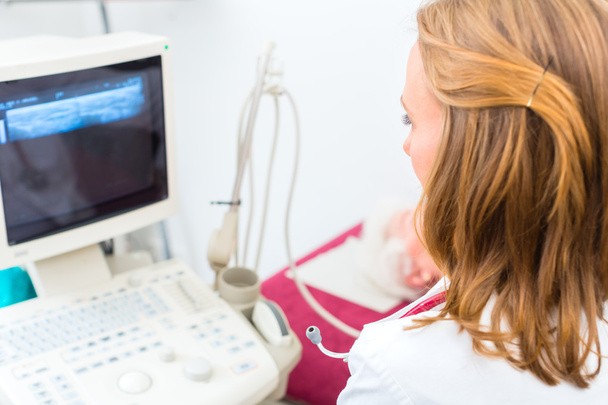 Médico examinando paciente mayor con ultrasonidos
 - Foto, imagen