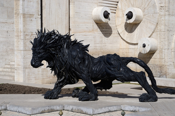 EREVAN, ARMENIA - March 8, 2015: Lion art satue made from old car tyres near Yerevan Cascade, giant stairway in Erevan, Armenia - Fotografie, Obrázek
