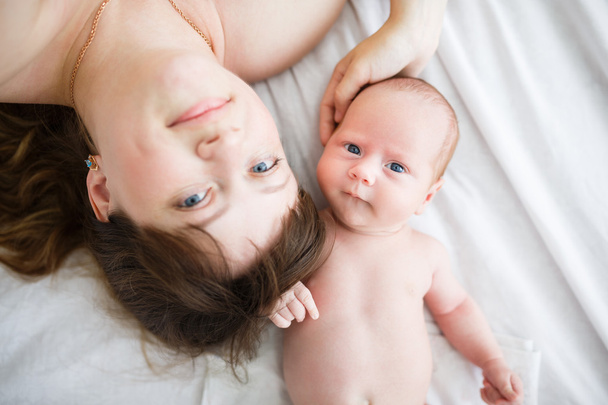 Mother and her one month old son close up - 写真・画像