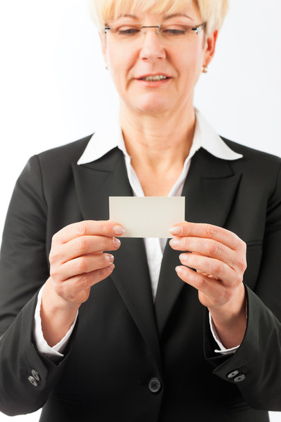 Ώριμη γυναίκα που δείχνει την επαγγελματική κάρτα - Φωτογραφία, εικόνα