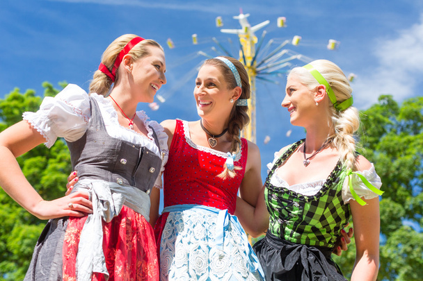 Amis visitant le festival folklorique bavarois
 - Photo, image