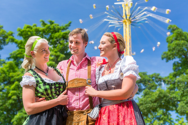 Přátelé navštěvující bavorské folkový festival - Fotografie, Obrázek
