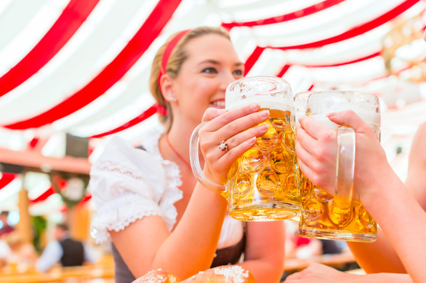 Freunde trinken bayerisches Bier auf Oktoberfest - Foto, Bild