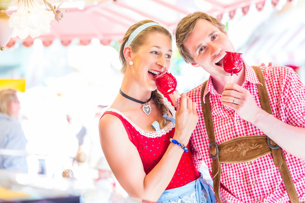 Pár jíst sladkosti jablek na Oktoberfestu - Fotografie, Obrázek