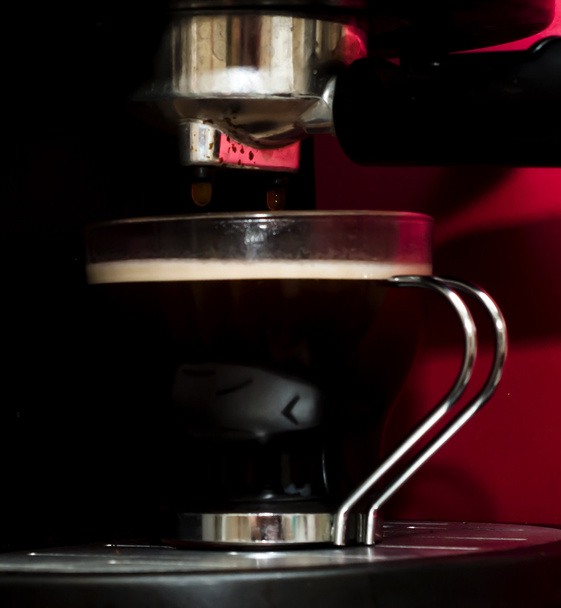 Macchina da caffè espresso che fa una tazza di caffè
 - Foto, immagini