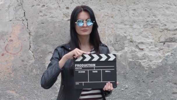Fashionable girl with clapboard - Πλάνα, βίντεο