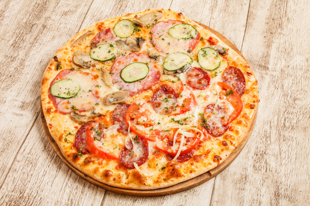 Pizza na dřevěném pozadí - Fotografie, Obrázek