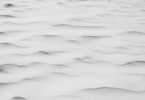 Arena blanca en la playa cerca del mar, fondo gris
 - Foto, imagen