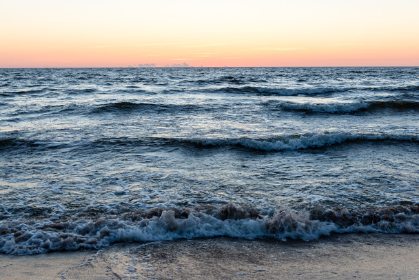 rojo dramático atardecer en la playa del mar
 - Foto, Imagen