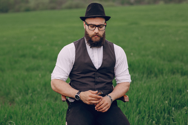 beard man in field lonley - Foto, afbeelding