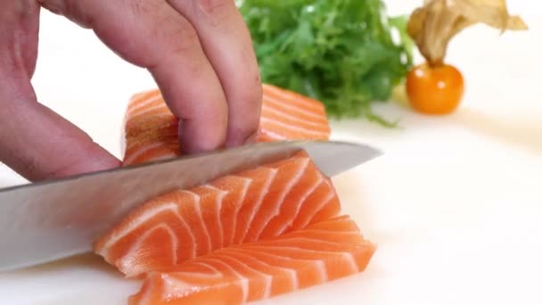 Σούσι σεφ φέτες ένα στυλ νίγκιρι σολομού μπριζόλα - Πλάνα, βίντεο