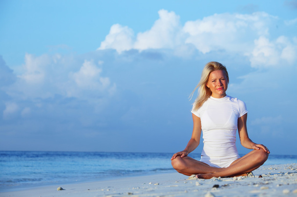 yoga femme sur la côte de la mer
 - Photo, image