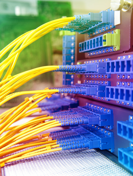 Colpo di cavi di rete e server in un data center tecnologico
 - Foto, immagini