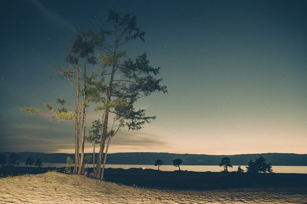 Lac Baïkal. Nuit d'été sur l'île d'Olkhon
 - Photo, image