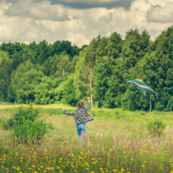 Kis aranyos lány repülő kite - Fotó, kép