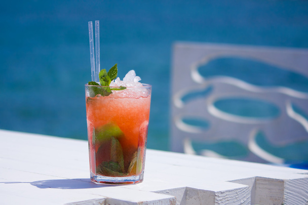 Fresh cocktail on sunny beach - Foto, Bild