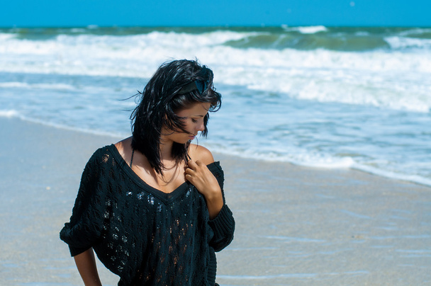 Girl in a bikini on the beach - Valokuva, kuva