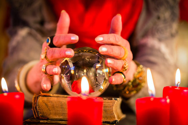 Soothsayer durante la sesión esotérica con bola de cristal
 - Foto, Imagen