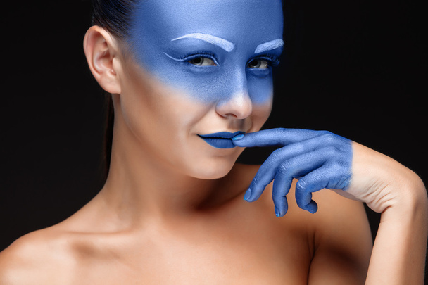Portrait of a woman who is posing covered with blue paint - Valokuva, kuva