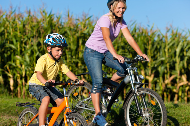 La famiglia va in bicicletta in estate
 - Foto, immagini