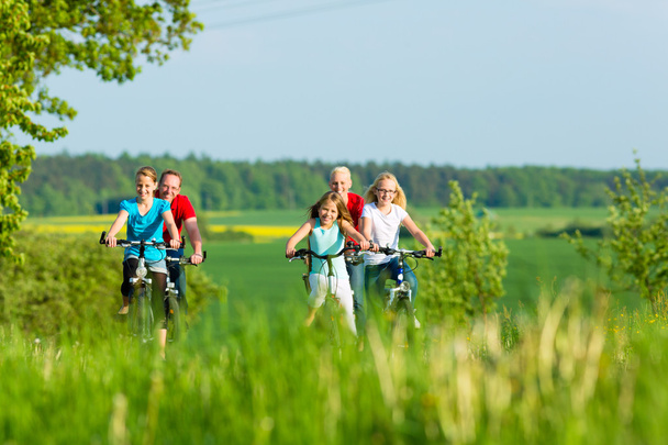 Семейный велоспорт на открытом воздухе летом
 - Фото, изображение