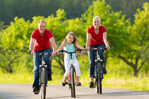 Famille avec vélo pour enfants en été avec vélos
 - Photo, image