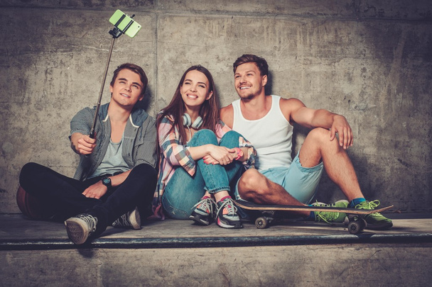 Allegro amici con skateboard prendendo selfie
 - Foto, immagini