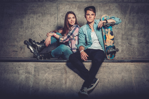 Jeune couple avec skateboard
 - Photo, image