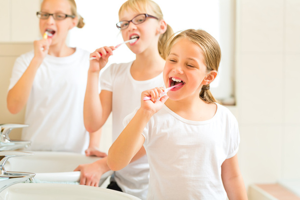 Κορίτσια δόντι βούρτσα στο μπάνιο δωμάτιο - Φωτογραφία, εικόνα