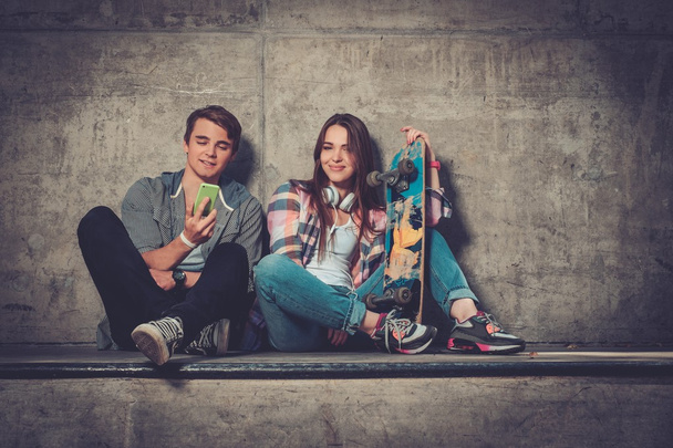 Молода пара зі скейтбордом
 - Фото, зображення