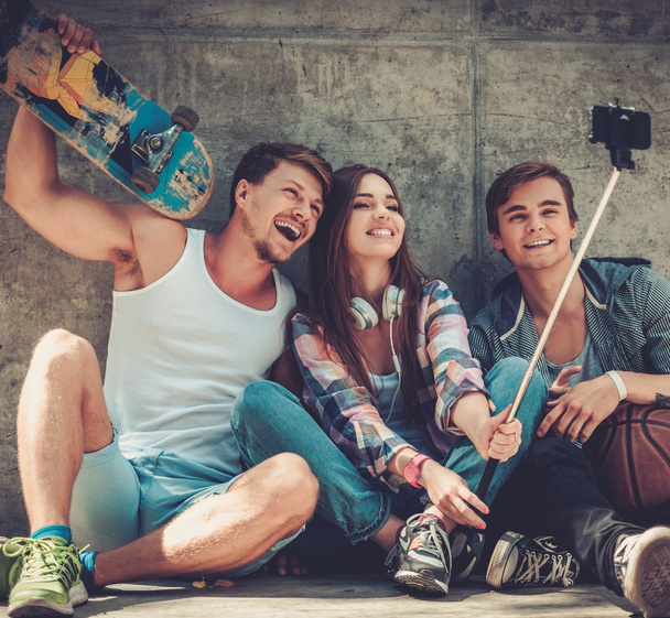 amis avec skateboard prendre selfie en plein air
 - Photo, image