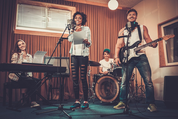Музыкальная группа выступает в студии звукозаписи
 - Фото, изображение